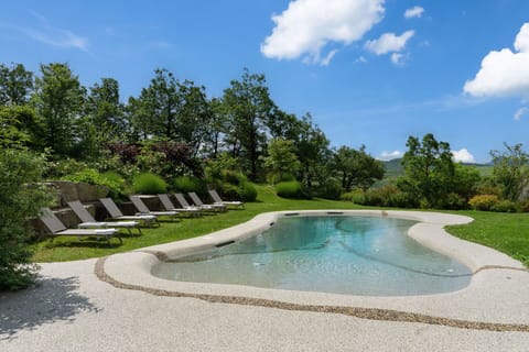 Amenities, Autumn, Building Exterior, Garden, Pool, Spring, Summer