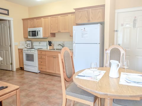 Deluxe Suite, 1 Bedroom | Private kitchen | Full-size fridge, microwave, oven, stovetop