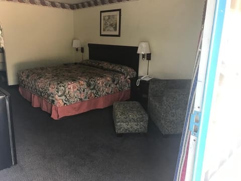 Basic Single Room | Blackout drapes, iron/ironing board, free WiFi