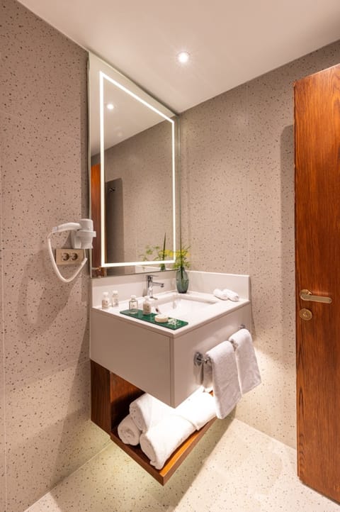 Superior Room | Bathroom | Shower, rainfall showerhead, designer toiletries, hair dryer