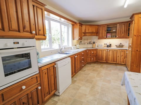 Cottage | Private kitchen | Fridge, dishwasher, electric kettle, toaster