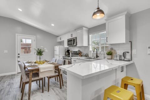 Cozy Kitchen and dining open-concept.