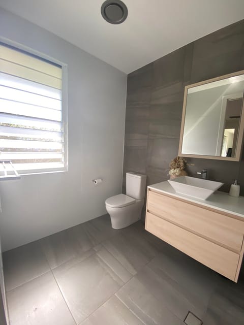 Deluxe Apartment | Bathroom | Shower, hair dryer, bathrobes, towels