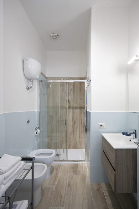 Comfort Studio | Bathroom | Shower, rainfall showerhead, free toiletries, hair dryer