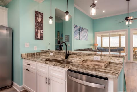 Private kitchen | Fridge, oven, coffee/tea maker, toaster