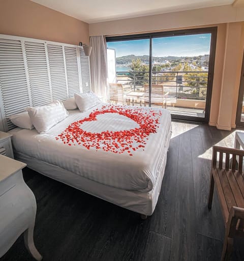 Double Room, Sea View | 1 bedroom, premium bedding, minibar, in-room safe