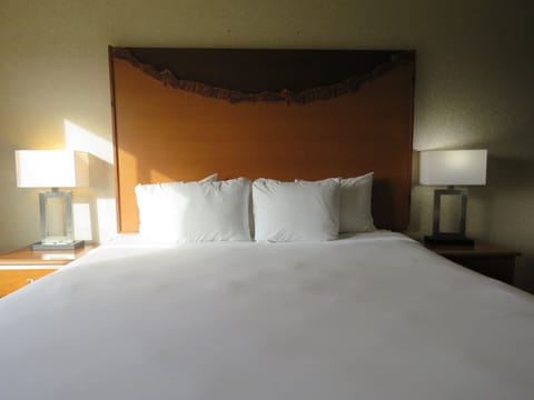 Traditional Room, 1 King Bed | Iron/ironing board, free WiFi, bed sheets