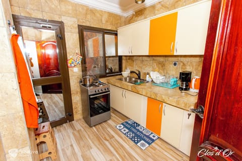 Grand Apartment, 3 Bedrooms | Private kitchen | Fridge, microwave, electric kettle, coffee grinder