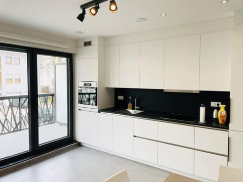 Full-size fridge, microwave, oven, stovetop