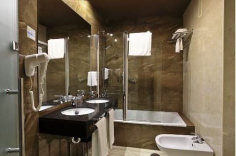 Standard Room | Bathroom