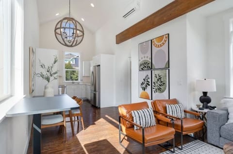 Rolling sit/stand desk provided.