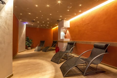 Sauna, hot tub, steam room, massages