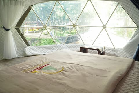 Tent | Premium bedding, minibar, desk, laptop workspace