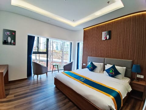 Deluxe Room, 1 King Bed, Non Smoking, Garden View | Premium bedding, minibar, desk, laptop workspace