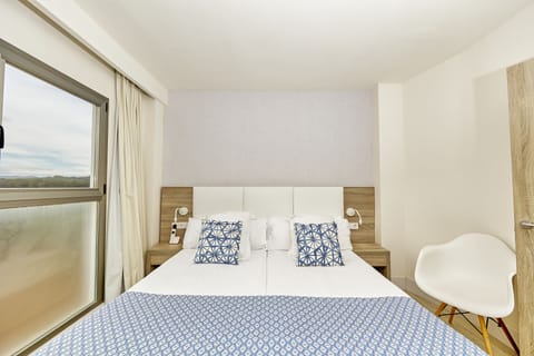 Suite, Sea View (Quintuple) | In-room safe, desk, free WiFi, bed sheets