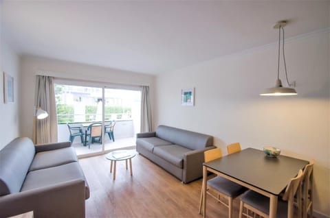 Apartment, 1 Bedroom, Balcony | Living room | 32-inch LED TV with satellite channels, TV