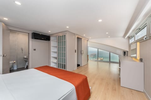 Exclusive Duplex | Premium bedding, minibar, in-room safe, soundproofing