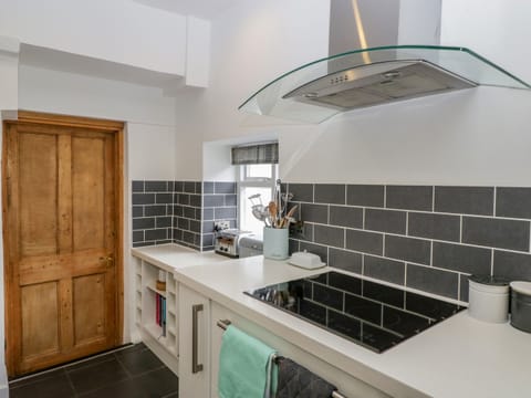 Fridge, dishwasher, cookware/dishes/utensils