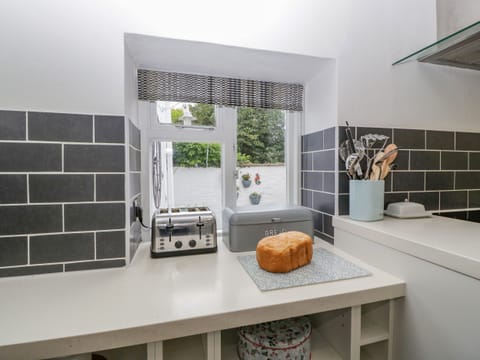 Fridge, dishwasher, cookware/dishes/utensils