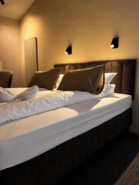 Deluxe Twin or Double Room | Laptop workspace, blackout drapes, free WiFi, bed sheets