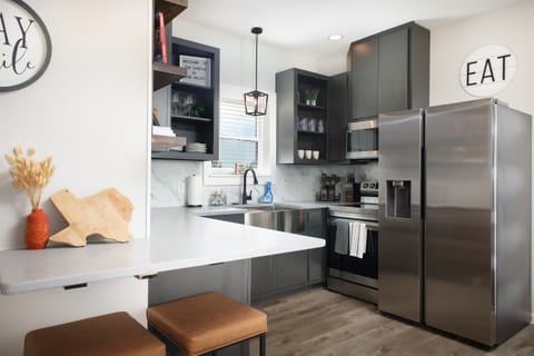 Full Sized Kitchen with Breakfast Nook