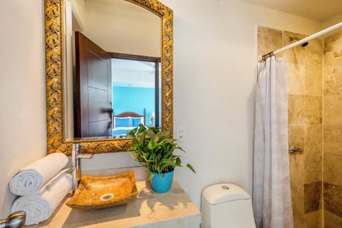 Standard Double Room | Bathroom | Shower, towels