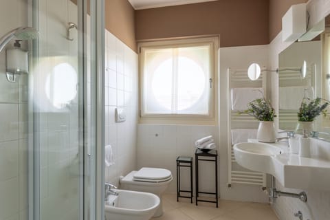 Double Room | Bathroom | Shower, hair dryer, bidet, towels