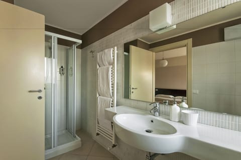 Double Room | Bathroom | Shower, hair dryer, bidet, towels