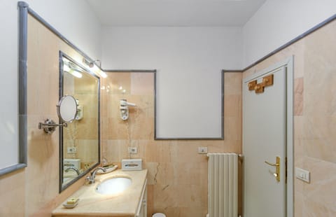 Comfort Double or Twin Room, Private Bathroom | Bathroom | Combined shower/tub, rainfall showerhead, eco-friendly toiletries