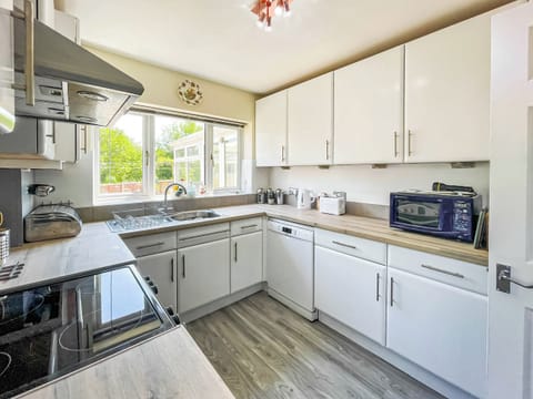 Kitchen | Buxton Holiday Home, Buxton
