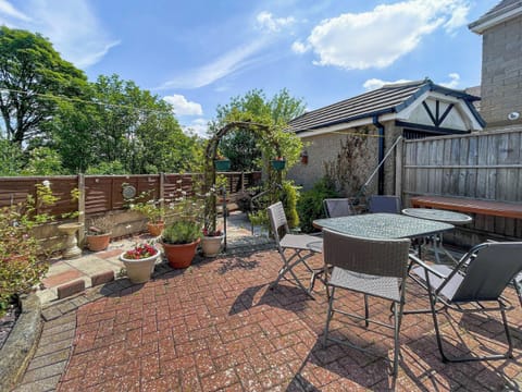 Sitting-out-area | Buxton Holiday Home, Buxton