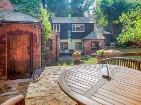 Sitting-out-area | The Cottage, Stockton