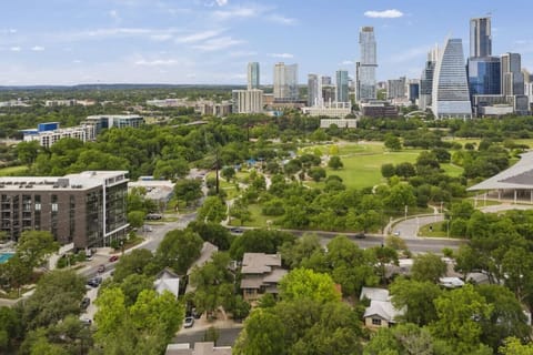 Five star location, walking to Downtown, SoCo, SoLa, parks, festivals, and trails