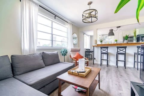 Spotless Comfort Retreat Discover our living room, where a cozy environment meets spotless space. With comfortable seating and meticulous cleanliness, it's the ideal retreat for unwinding after a day of exploring
luxury airbnb columbus ohio