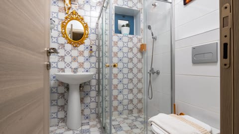 Shower, rainfall showerhead, free toiletries, hair dryer