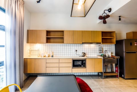 City Apartment | Private kitchen | Fridge, microwave, stovetop, electric kettle