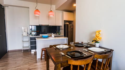 Superior Apartment | Private kitchen | Fridge, microwave, stovetop, cookware/dishes/utensils