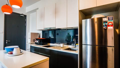 Superior Apartment | Private kitchen | Fridge, microwave, stovetop, cookware/dishes/utensils