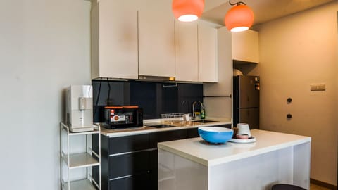 Superior Apartment | Private kitchen | Fridge, microwave, stovetop, cookware/dishes/utensils