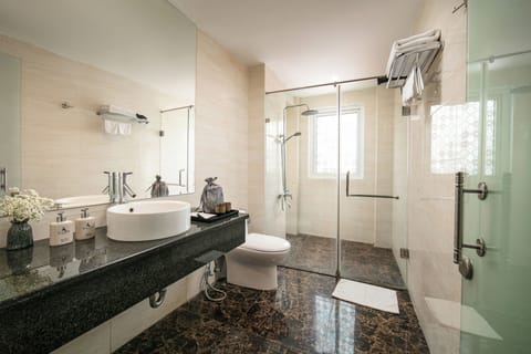 Executive Triple Room, City View | Bathroom | Shower, hydromassage showerhead, designer toiletries, hair dryer