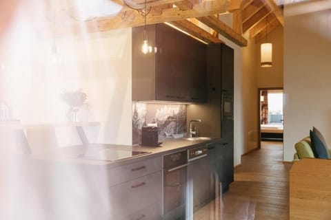 Full-size fridge, microwave, stovetop, dishwasher