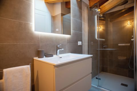 Apartment | Bathroom | Shower, rainfall showerhead, free toiletries, hair dryer