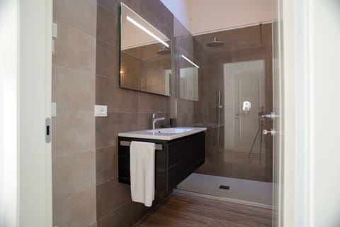 Comfort Room | Bathroom | Shower, rainfall showerhead, free toiletries, hair dryer