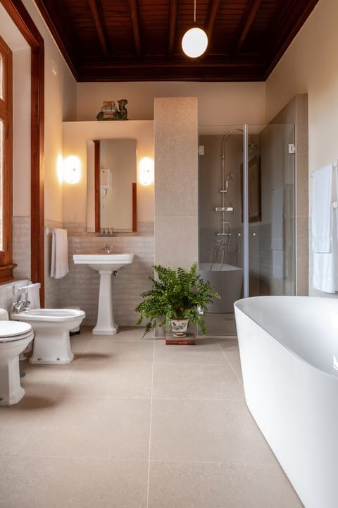 Exclusive Suite | Bathroom | Free toiletries, hair dryer, bathrobes, bidet