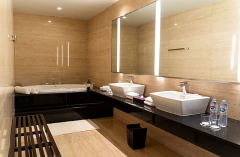 Sensa Suite | Bathroom | Shower, rainfall showerhead, free toiletries, hair dryer