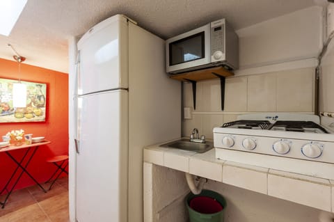 Classic Room, 1 Twin Bed, Garden View | Private kitchen | Mini-fridge, microwave, oven, coffee/tea maker