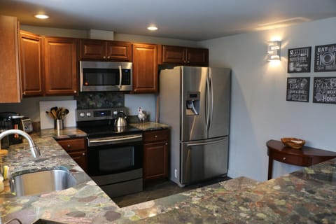 House, 1 King Bed, Kitchen, City View | Private kitchen | Fridge, microwave, oven, stovetop