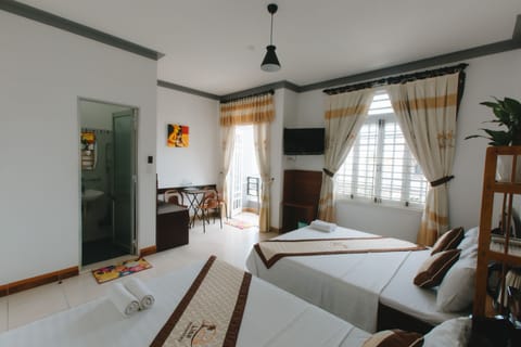 Family Double or Twin Room | Minibar, free WiFi, bed sheets