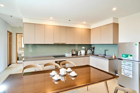 Luxury Apartment, 3 Bedrooms, Bathtub, Sea View | Shared kitchen facilities | Mini-fridge, microwave, stovetop, electric kettle