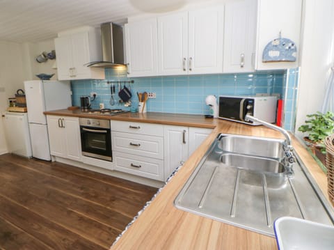 Dishwasher, cookware/dishes/utensils